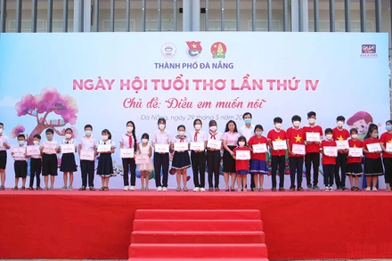 Trao học bổng cho trẻ em nghèo, vượt khó.