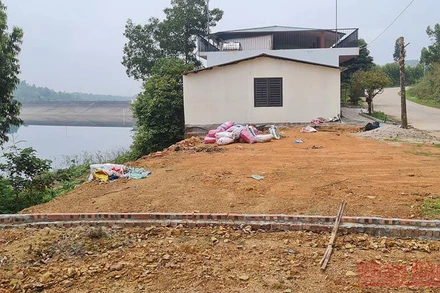 Người dân tự ý xây nhà, phân lô bán nền cạnh hồ Bản Long, xã Minh Quang, huyện Tam Đảo.