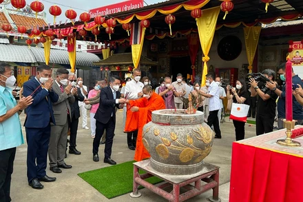 Phó Chủ nhiệm Ủy ban Nhà nước về người Việt Nam ở nước ngoài Ngô Trịnh Hà tại buổi lễ ở chùa Tam Bảo Công.