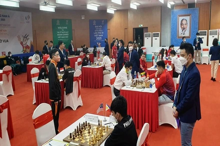 Quảng cảnh ngày chính thức khởi tranh thi đấu môn cờ vua tại Cung Quy hoạch, Hội chợ và Triển lãm tỉnh Quảng Ninh.