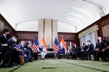 Tổng thống Mỹ Biden và Thủ tướng Ấn Độ Modi tiến hành họp song phương bên lề Hội nghị thượng đỉnh Nhóm Bộ Tứ, tại Tokyo, ngày 24/5. (Ảnh: Reuters)