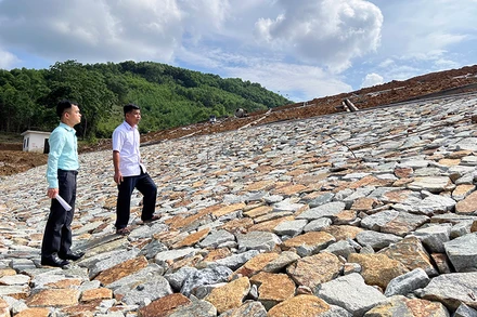 Cán bộ Ban Quản lý khai thác công trình thủy lợi Tuyên Quang kiểm tra an toàn hồ thủy lợi Kỳ Lãm, phường Đội Cấn, thành phố Tuyên Quang.