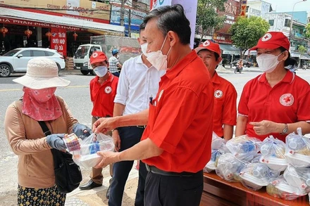 Trao những suất cơm 0 đồng tặng người nghèo.