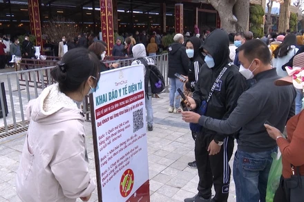 Khách tham quan Chùa Tam Chúc.