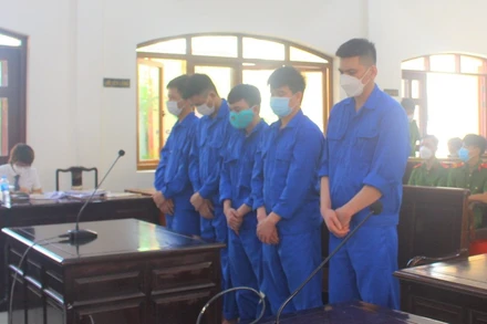 Các bị cáo tại phiên tòa xét xử.