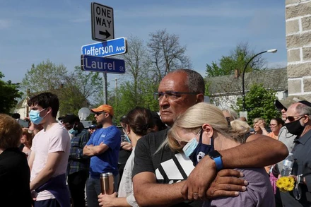 Người dân tưởng nhớ các nạn nhân trong vụ nổ súng tại siêu thị TOPS, ở Buffalo, New York. (Ảnh: Reuters)