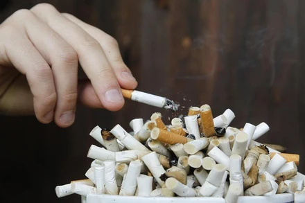 Đầu lọc thuốc lá gây ô nhiễm đại dương, sông, vỉa hè, công viên, đất và bãi biển. (Ảnh: Reuters)