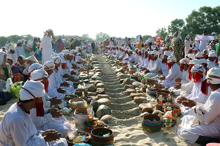 Nghi thức cúng bái tổ tiên mở đầu cho Tết cổ truyền Ramưwan của đồng bào Chăm theo đạo Bà Ni ở Bình Thuận. (Ảnh TTXVN)