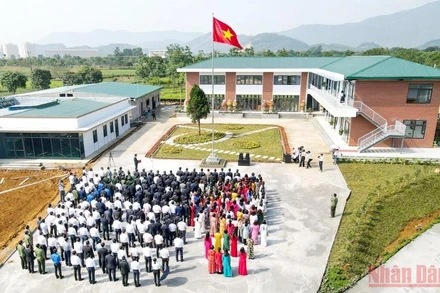 Đại học Quốc gia Hà Nội tổ chức Lễ chào cờ trong ngày đầu chuyển tụ sở làm việc tại Hòa Lạc.