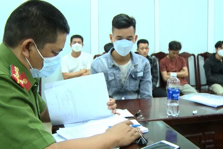 Công an tỉnh Thừa Thiên Huế vừa đấu tranh, bắt giữ nhóm 9 đối tượng có hành vi “tổ chức đánh bạc” và “đánh bạc”.