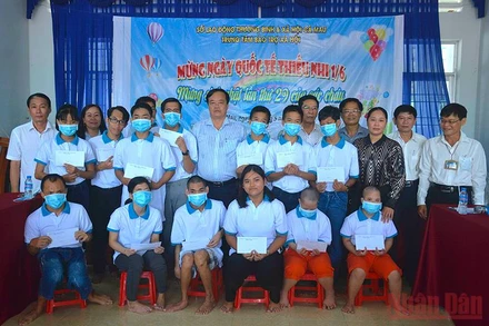 Chủ tịch tỉnh Cà Mau tặng quà cho trẻ em có hoàn cảnh đặc biệt khó khăn tại Trung tâm Bảo trợ xã hội tỉnh Cà Mau.