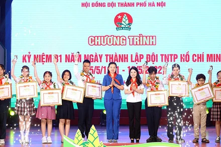 Đại diện lãnh đạo các ngành, đoàn thể trao tặng “Giải thưởng 15 tháng 5” tặng thiếu nhi tiêu biểu của Thủ đô.