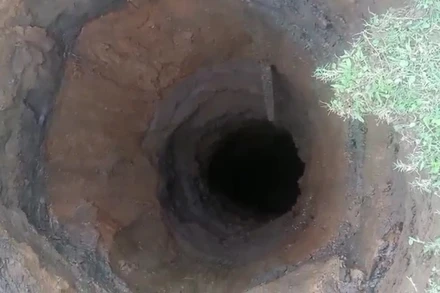 Xuất hiện hố sụt lún “không đáy” ở cánh đồng Na Tong (bản Công).