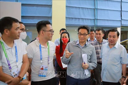 Phó Thủ tướng Chính phủ Vũ Đức Đam trao đổi về công tác tổ chức Lễ khai mạc SEA Games 31. (Ảnh: TTXVN)