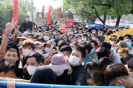 Hàng nghìn người hâm hộ xếp hàng khá sớm chờ được mua vé xem các trận đấu môn bóng đá nam SEA Games 31 tại Phú Thọ. (Ảnh: Trung Kiên/TTXVN)