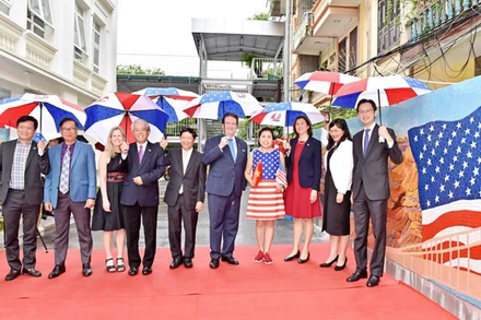 Đại sứ Mỹ Marc E.Knapper và cán bộ ngoại giao hai nước tại Lễ ra mắt bức tranh gốm "Tình hữu nghị Việt-Mỹ".