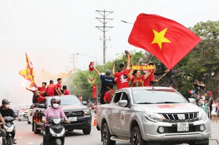 Cổ động viên cổ vũ trước trận bán kết bóng đá nam SEA Games U23 Việt Nam-U23 Malaysia tại Việt Trì, Phú Thọ, ngày 19/5. (Ảnh: Khiếu Minh)