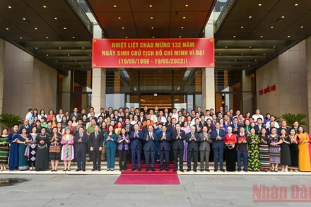 Chủ tịch nước Nguyễn Xuân Phúc, Thủ tướng Phạm Minh Chính, Chủ tịch Quốc hội Vương Đình Huệ cùng các đồng chí lãnh đạo Đảng, Nhà nước và các đại biểu Quốc hội là người dân tộc thiểu số. (Ảnh: DUY LINH)