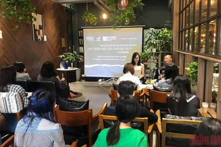 Hai diễn giả giao lưu cùng độc giả tại buổi ra mắt sách.