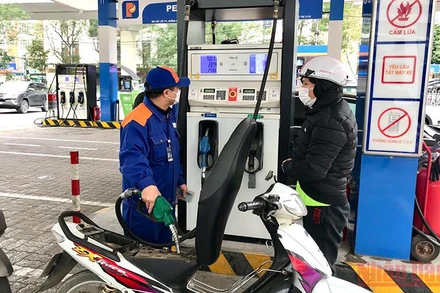 Khách hàng mua xăng dầu tại cửa hàng xăng dầu 112 Trần Phú (quận Hà Đông, thành phố Hà Nội). (Ảnh: ĐỨC KHÔI)