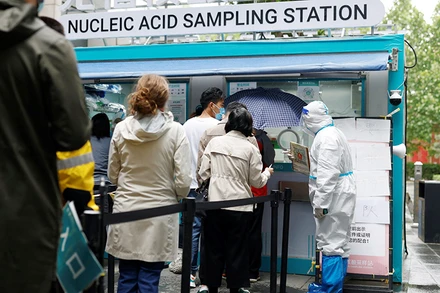 Người dân Trung Quốc xếp hàng chờ xét nghiệm Covid-19.