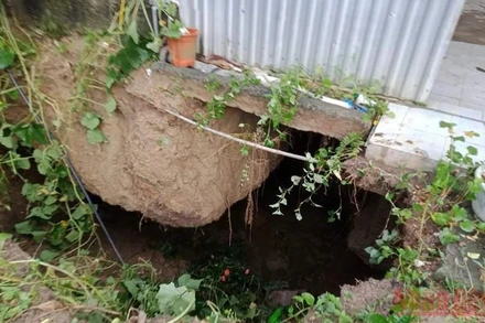 "Hố tử thần" ngay dưới nền nhà chị Nga rộng khoảng 8m. 