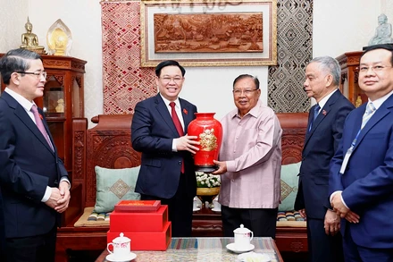 Chủ tịch Quốc hội Vương Đình Huệ tặng quà lưu niệm cho nguyên Tổng Bí thư, nguyên Chủ tịch nước Lào Bounnhang Vorachith. (Ảnh: TTXVN)