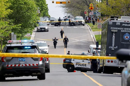 Cảnh sát làm việc tại hiện trường. (Ảnh: Reuters)