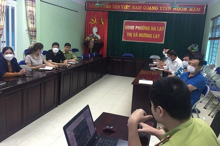 Quỹ Bảo vệ và Phát triển rừng tỉnh Điện Biên cùng Hạt Kiểm lâm thị xã Mường Lay kiểm tra diện tích rừng biến động.