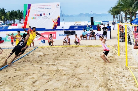 Đội tuyển bóng ném bãi biển nam Việt Nam (áo vàng) thắng đậm 2-0 (18-8 và 17-7) trước đối thủ Singapore trong trận đấu đầu tiên.