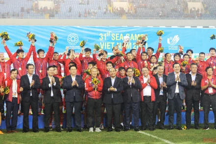  Chủ tịch nước Nguyễn Xuân Phúc, Thủ tướng Chính phủ Phạm Minh Chính, Chủ tịch Quốc hội Vương Đình Huệ, Thường trực Ban Bí thư Võ Văn Thưởng và các đại biểu chụp ảnh chung với Đội tuyển bóng đá U23 Việt Nam vừa giành Huy chương Vàng môn Bóng đá nam SEA Games 31 (Ảnh: KHIẾU MINH)  