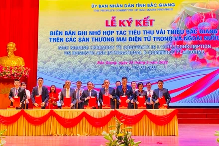 Đại diện Tập đoàn Central Retail ký kết tiêu thụ sản phẩm vài thiều Bắc Giang.