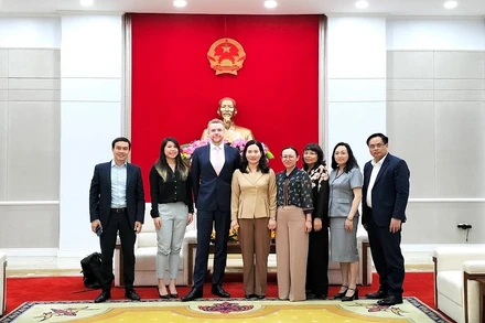 Lãnh đạo tỉnh Quảng Ninh chụp ảnh với đại diện Hãng truyền thông Discovery Networks.