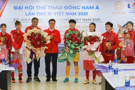 Phó Thủ tướng Vũ Đức Đam chúc mừng đại diện ban huấn luyện, nữ cầu thủ Việt Nam. (Ảnh: VGP) 
