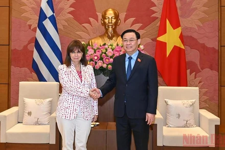  Chủ tịch Quốc hội Vương Đình Huệ nhiệt liệt chào đón Tổng thống Hy Lạp sang thăm Việt Nam. (Ảnh: DUY LINH) 