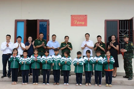 Bộ Chỉ huy quân sự tỉnh Điện Biên và cán bộ, giáo viên huyện Nậm Pồ dự lễ gắn biển công trình.