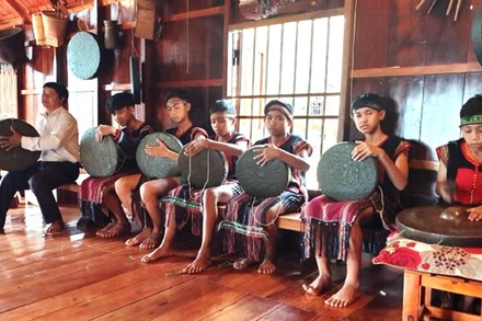 Một lớp truyền dạy diễn tấu cồng chiêng Ê Đê cho trẻ em ở các buôn làng Đắk Lắk.