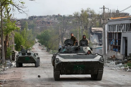 Xe chiến đấu bộ binh của lực lượng Nga di chuyển gần nhà máy thép Azovstal ở thành phố cảng Mariupol, phía nam Ukraine, ngày 5/5/2022. (Ảnh: Reuters)