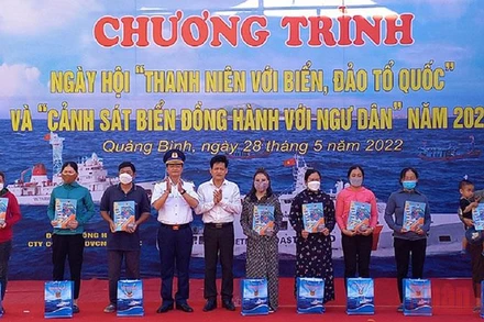 Các đại biểu tặng quà cho gia đình ngư dân có hoàn cảnh khó khăn. 