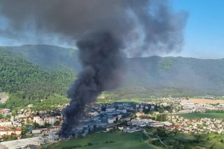 Theo lực lượng cứu hỏa, một bể chứa đã phát nổ song chưa rõ nguyên nhân. (Nguồn: reddit.com)