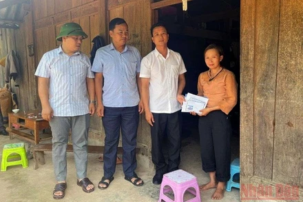 Lãnh đạo UBND huyện Nậm Pồ trao hỗ trợ 2 gia đình cháu nhỏ bị sét đánh.
