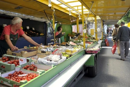 Các quầy hàng tại 1 khu chợ nông sản ở thị trấn Hamburg, miền bắc nước Đức. (Ảnh: Reuters)