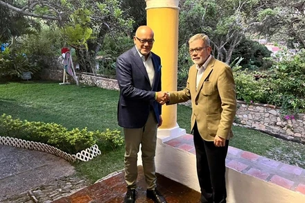 Hình ảnh được Chủ tịch Quốc hội Venezuela Jorge Rodriguez (trái) đăng tải về cuộc đàm phán với phe đối lập mới được tái khởi động. (Nguồn: Twitter)