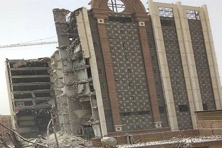 Hiện trường tòa nhà bị sập. (Ảnh: Hãng thông tấn Tasnim)