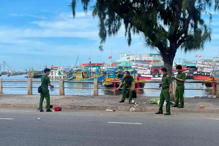 Công an tiến hành khám nghiệm hiện trường.