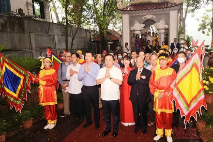 Phó Chủ tịch Ủy ban nhân dân thành phố Hà Nội Chử Xuân Dũng cùng các đại biểu dâng hương tưởng nhớ Vua Lê Thái Tổ.