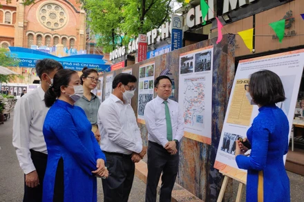 Các đại biểu tham quan triển lãm.