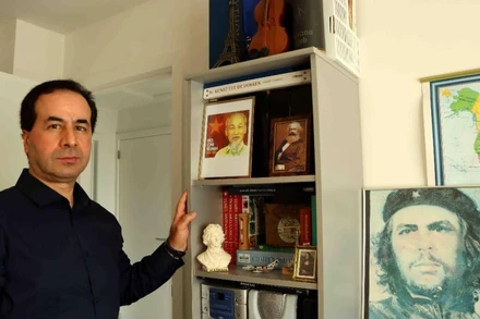 Anh Ahmet Yasar và những bức ảnh Bác Hồ được đặt trang trọng trên bàn làm việc.