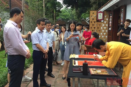 Trình diễn thư pháp trước tọa đàm “Thư pháp và Graffiti: Từ khác biệt đến đồng cảm”.