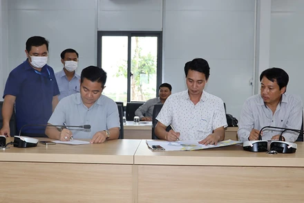 Các đơn vị ký biên bản bàn giao 70 ha đất.